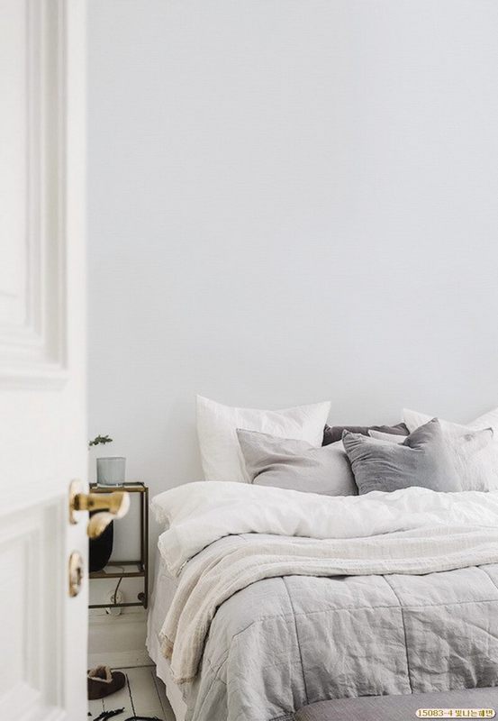 Gam màu xám là một gam màu an toàn dễ trang trí chính vì vậy giấy dán tường Hàn Quốc màu xám được nhiều người lựa chọn